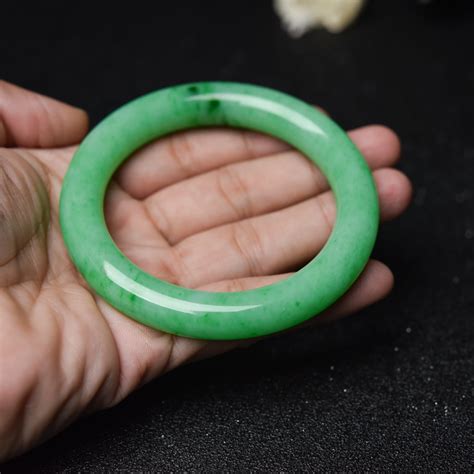 女性玉手镯戴左手还是右手_女性玉手镯应该戴在哪只手上,第9张 女性玉手镯戴左手还是右手_女性玉手镯应该戴在哪只手上,第9张